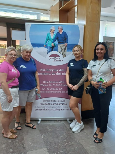 Vier Frauen aus dem Team von JaSo24 vor einem Banner der JaSo-Seniorenresidenz – 24-Stunden-Betreuung in Springe