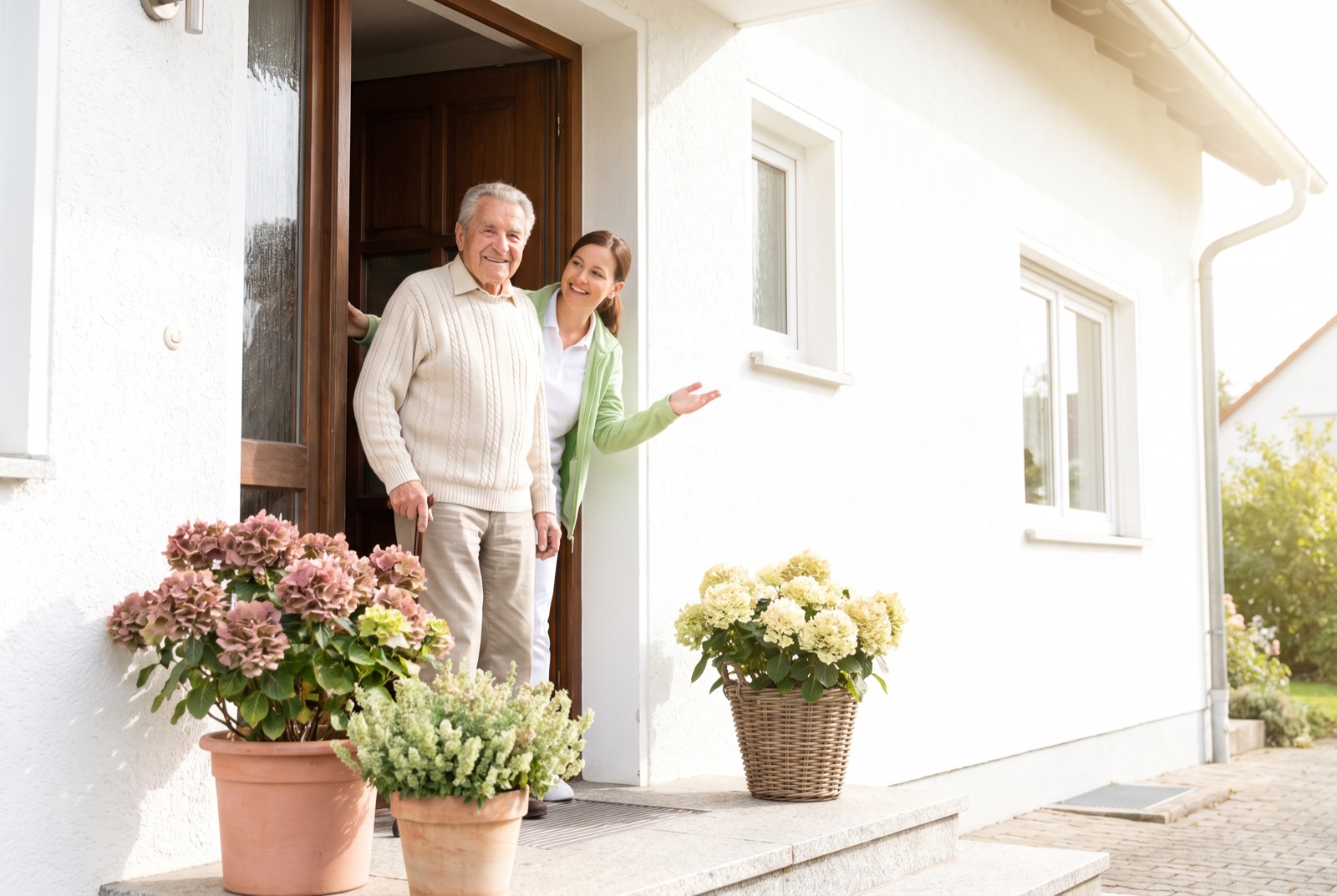 Senior an seiner eigenen Haustür – zu Hause statt im Pflegeheim