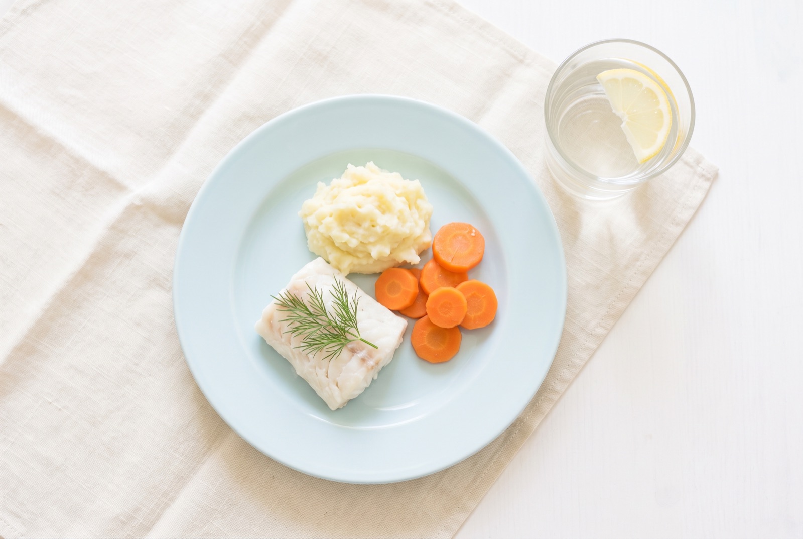 Leichte, eiweißreiche Mahlzeit für Senioren: Fisch, Kartoffelpüree und Gemüse